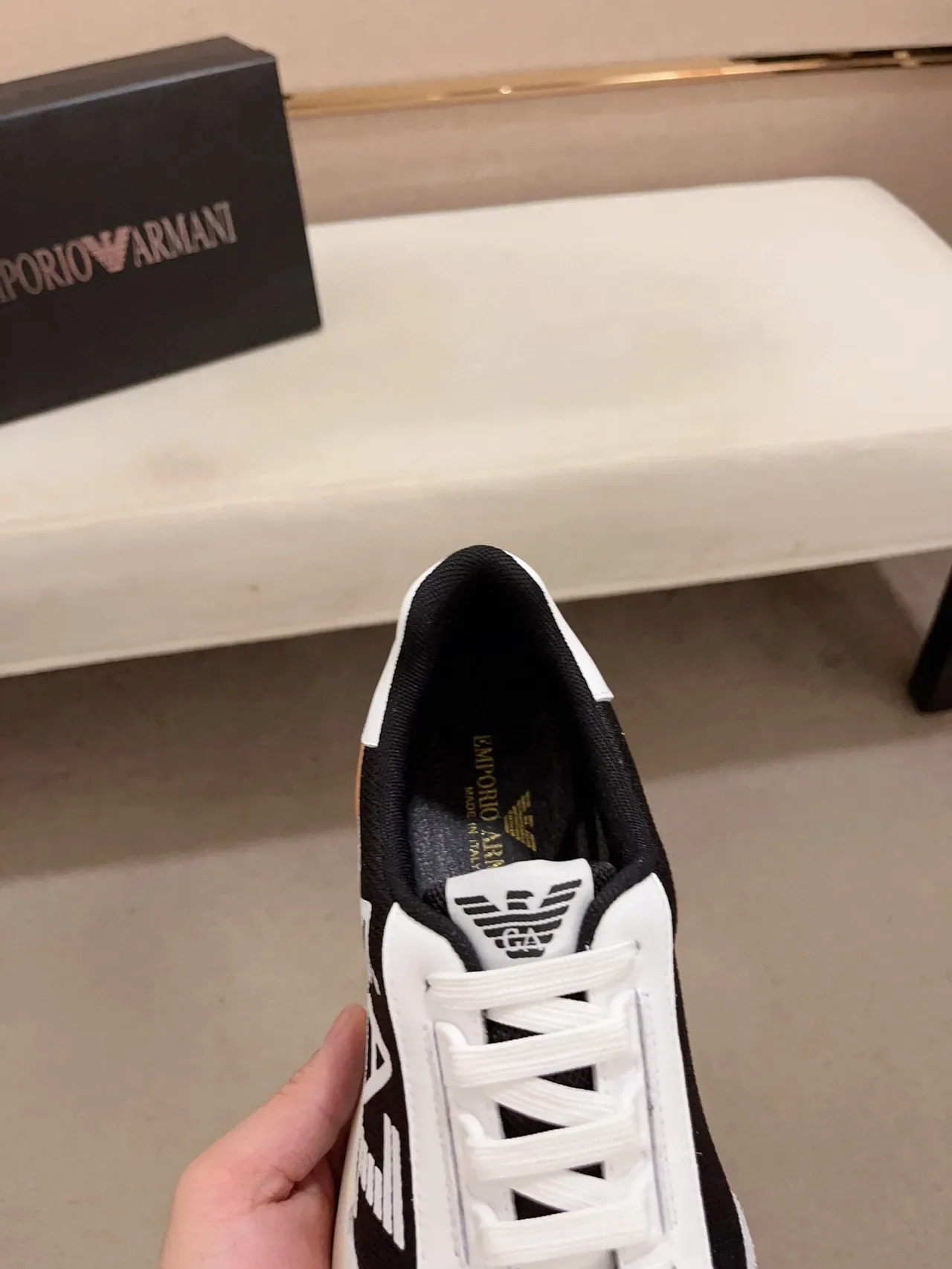 Emporio Armani काले और सफेद चंकी मिडसोल मेश और स्यूड पैनलिंग लाइफस्टाइल स्नीकर 6