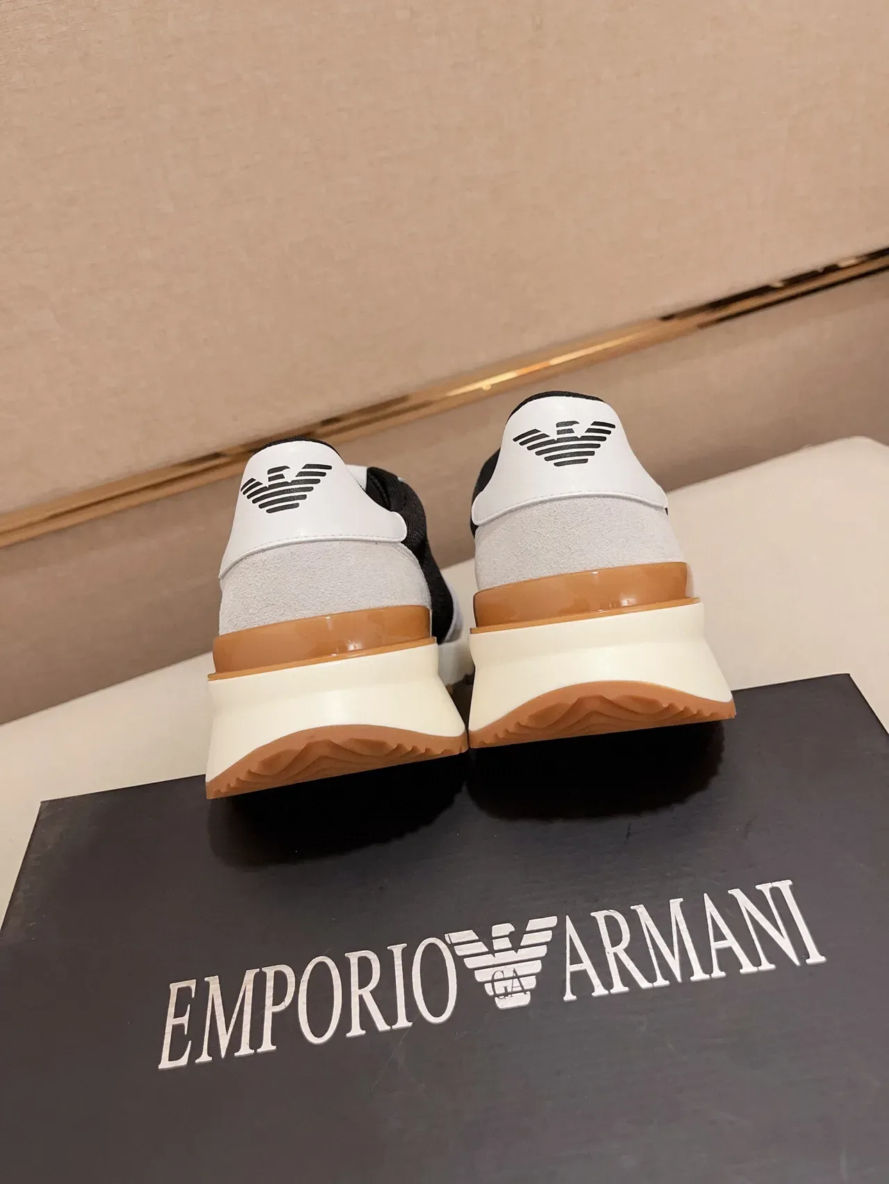 Emporio Armani काले और सफेद चंकी मिडसोल मेश और स्यूड पैनलिंग लाइफस्टाइल स्नीकर 8