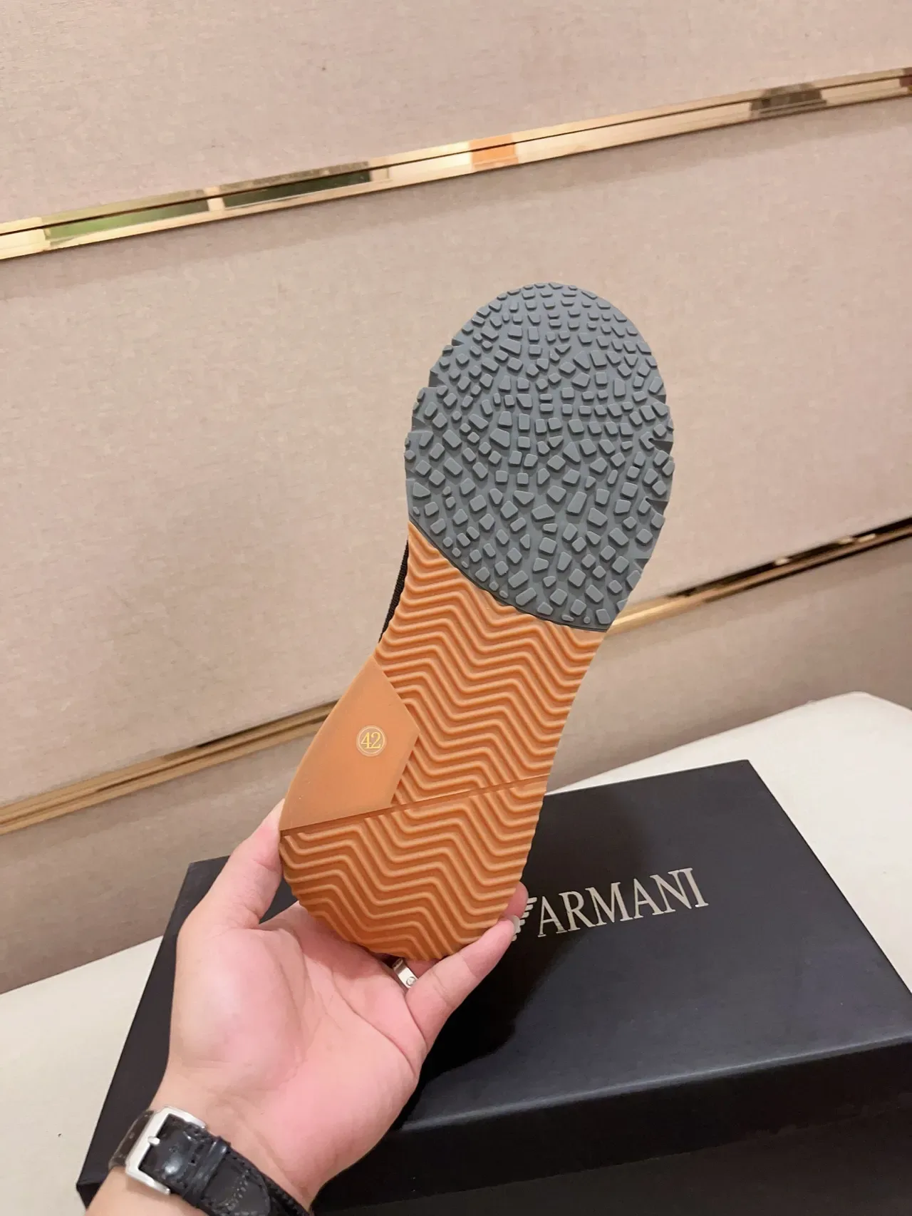 Emporio Armani काले और सफेद चंकी मिडसोल मेश और स्यूड पैनलिंग लाइफस्टाइल स्नीकर 9