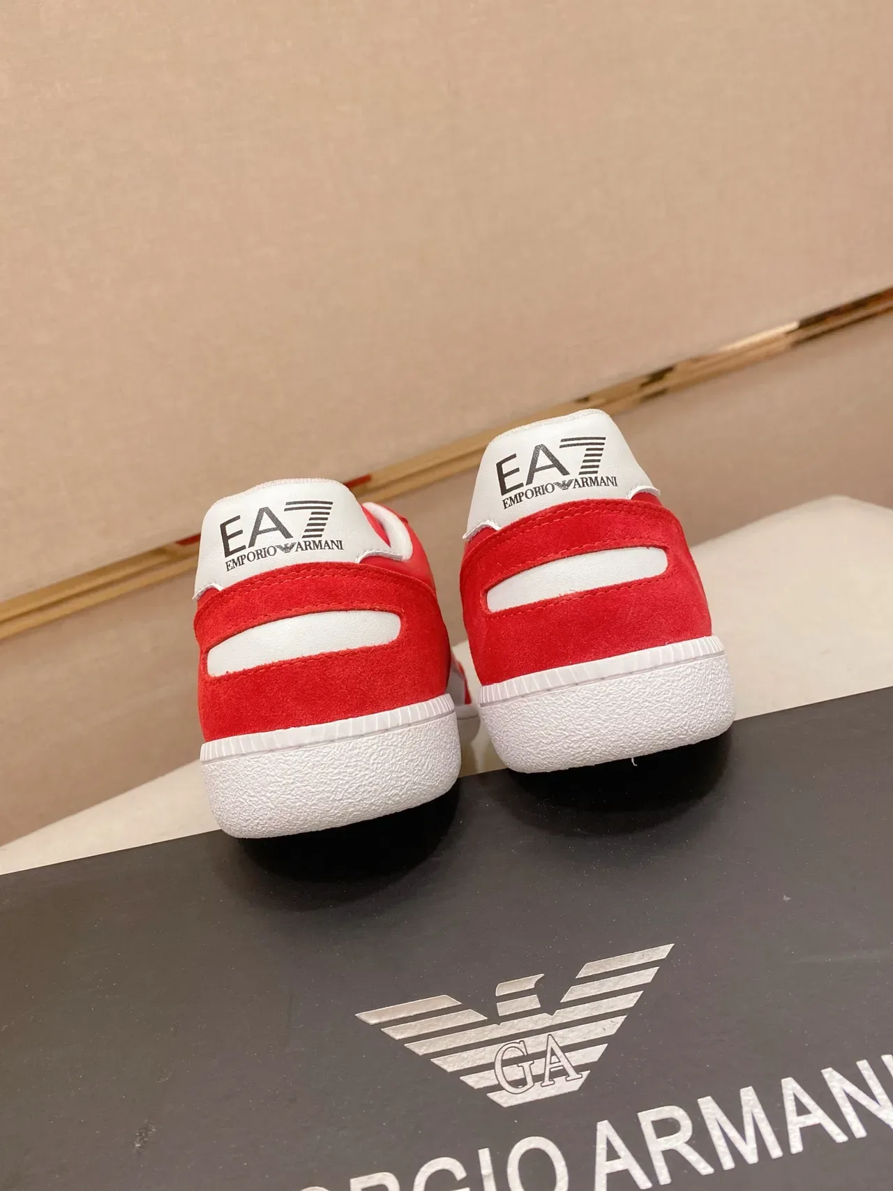 Emporio Armani EA7 红色和白色生活方式运动鞋 3