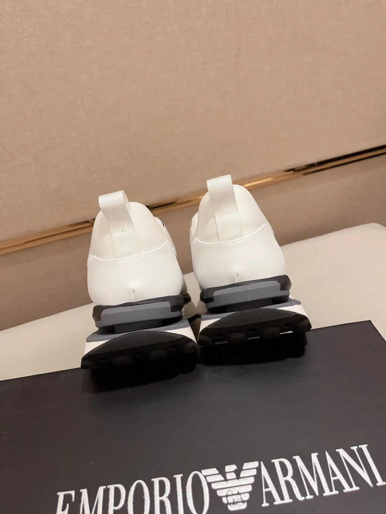 Emporio Armani Tênis Lifestyle Branco e Preto de Malha 7