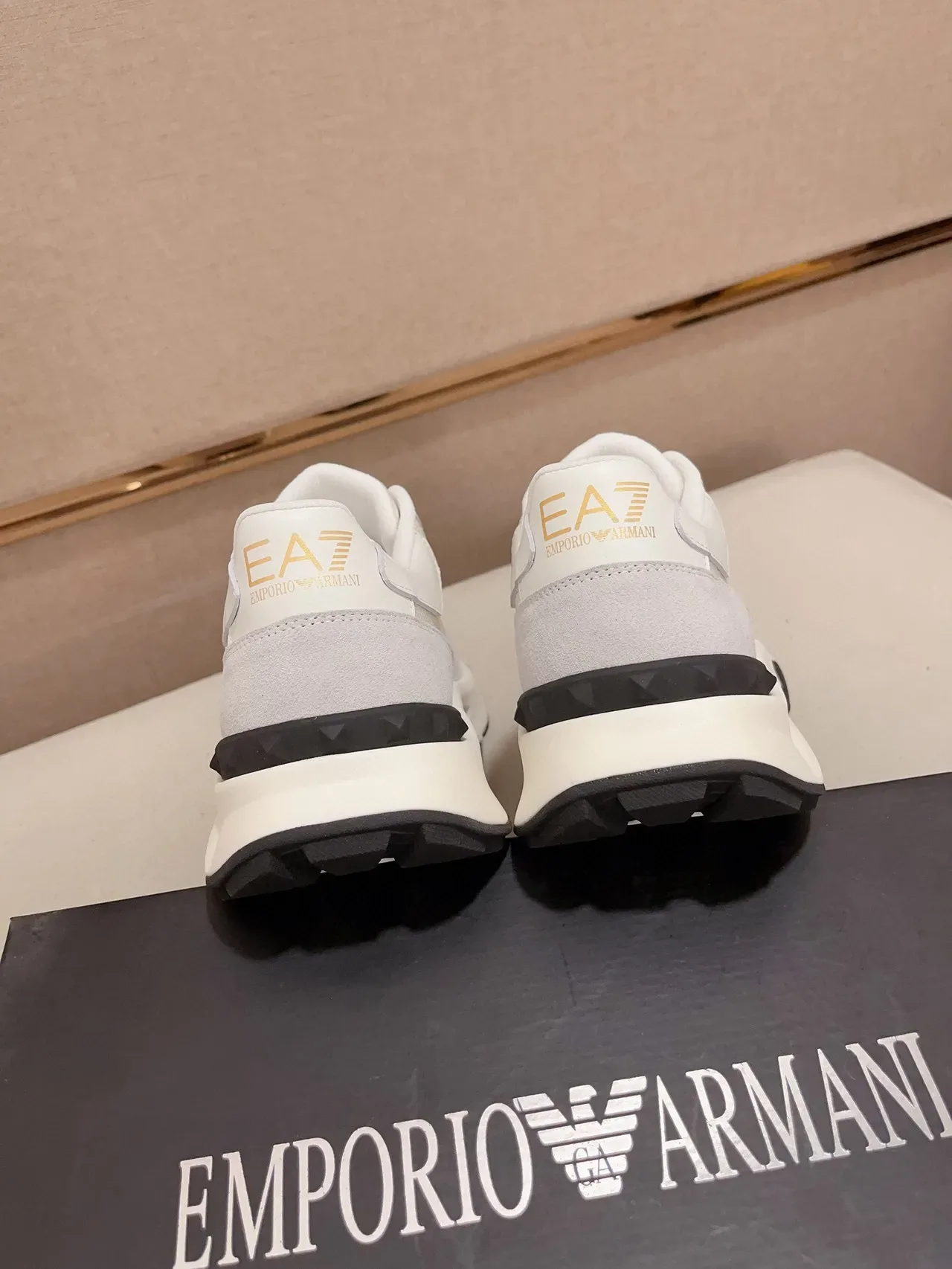 Emporio Armani Tênis Chunky com sola branca e cinza painel de malha e suede 8