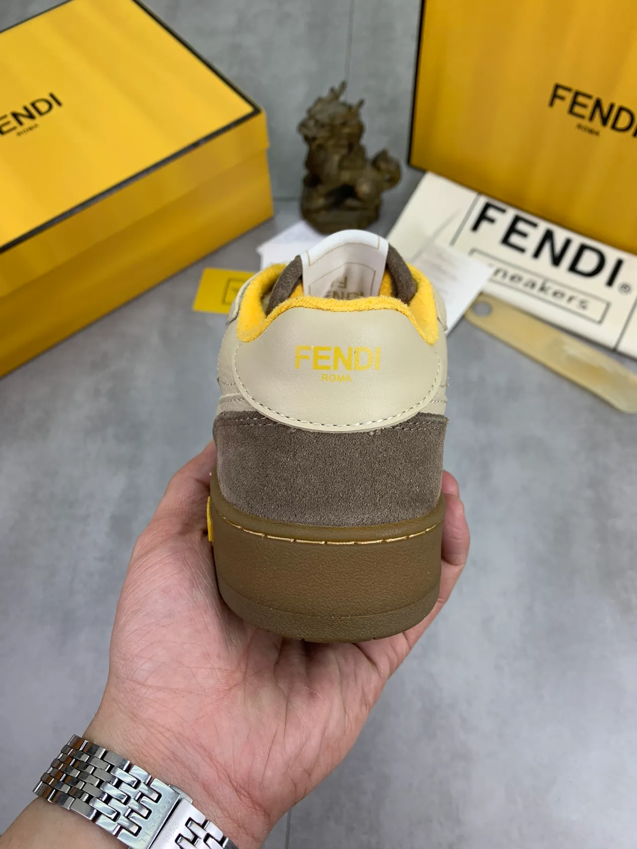 Fendi بيج بني طبقات جلد سويد علوية مثقوب أصابع القدم حذاء رياضي 3