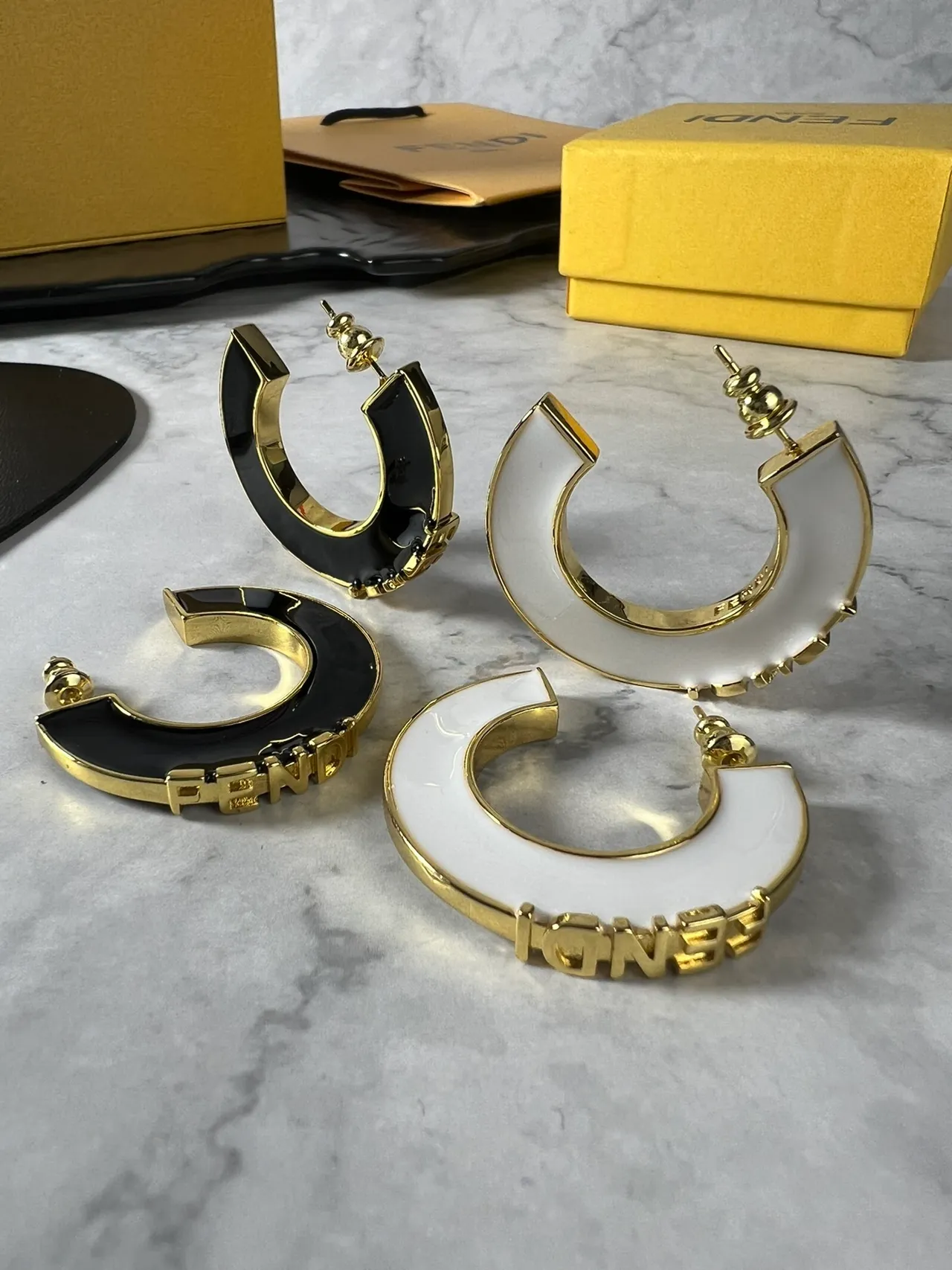 Fendi أقراط حلقية على شكل C مينا أسود وذهبي 4
