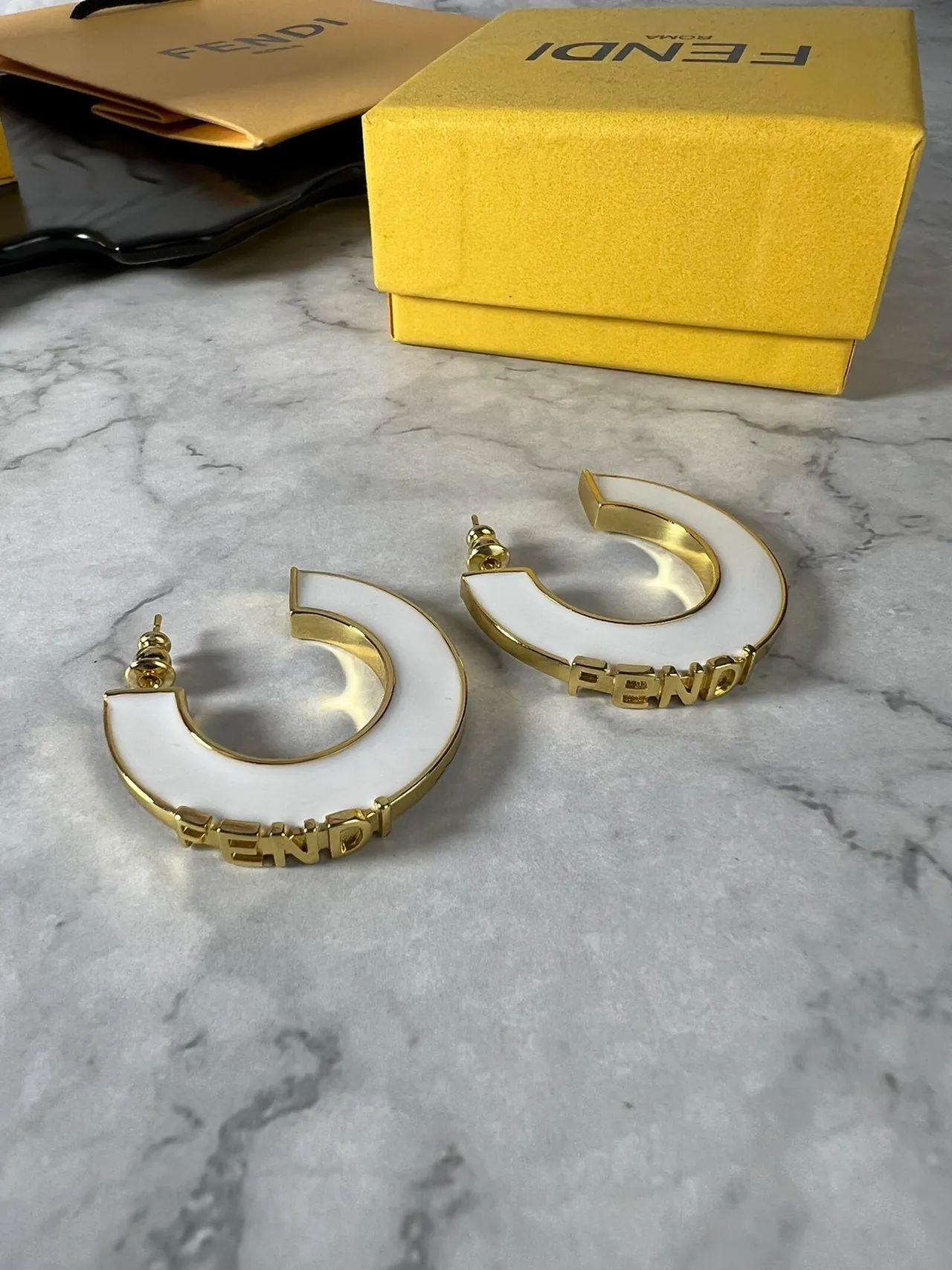 Fendi أقراط حلقية على شكل C مينا أسود وذهبي 6