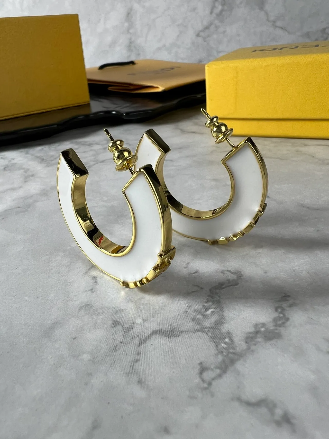 Fendi أقراط حلقية على شكل C مينا أسود وذهبي 7