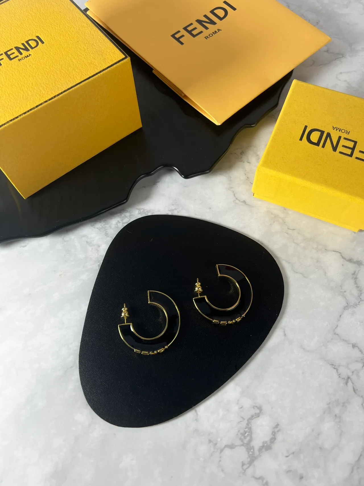 Fendi أقراط حلقية على شكل C مينا أسود وذهبي 8