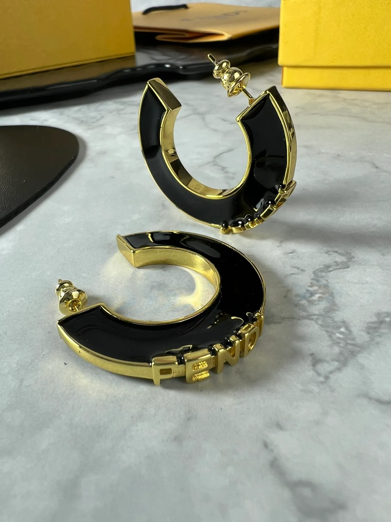 Fendi أقراط حلقية على شكل C مينا أسود وذهبي 9