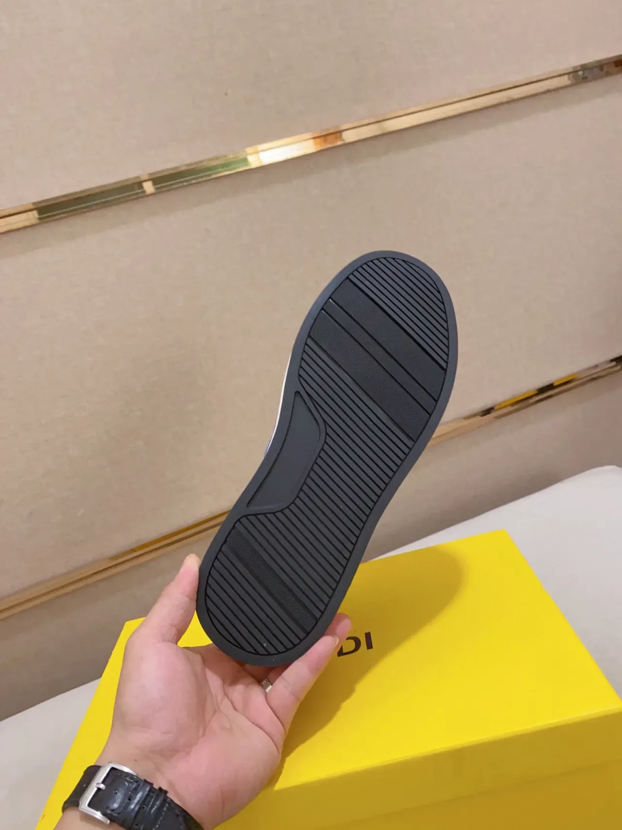 Fendi أحذية رياضية أسود أحمر FF طباعة المونوغرام شارة اللوجو نمط حياة 2