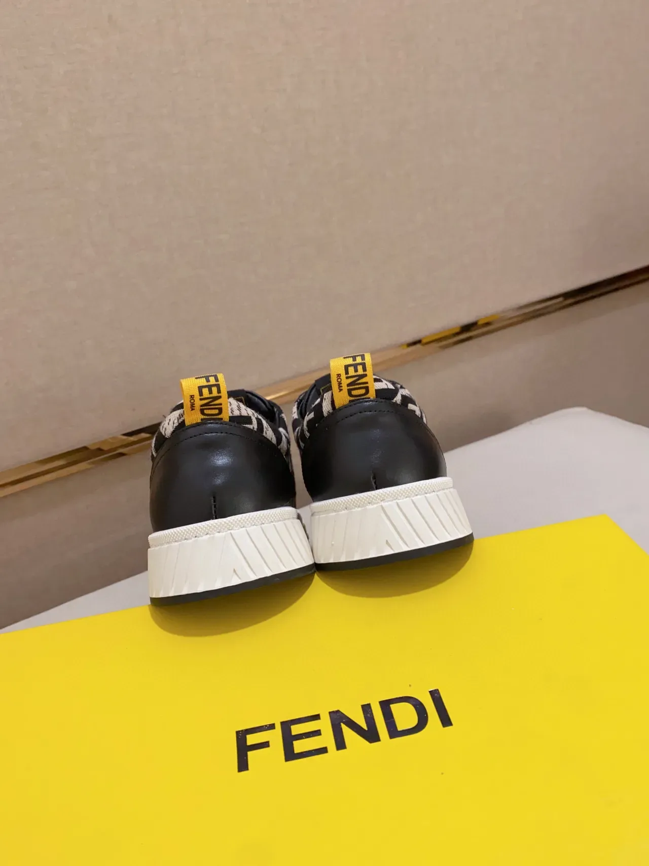 Fendi أحذية رياضية أسود أحمر FF طباعة المونوغرام شارة اللوجو نمط حياة 3