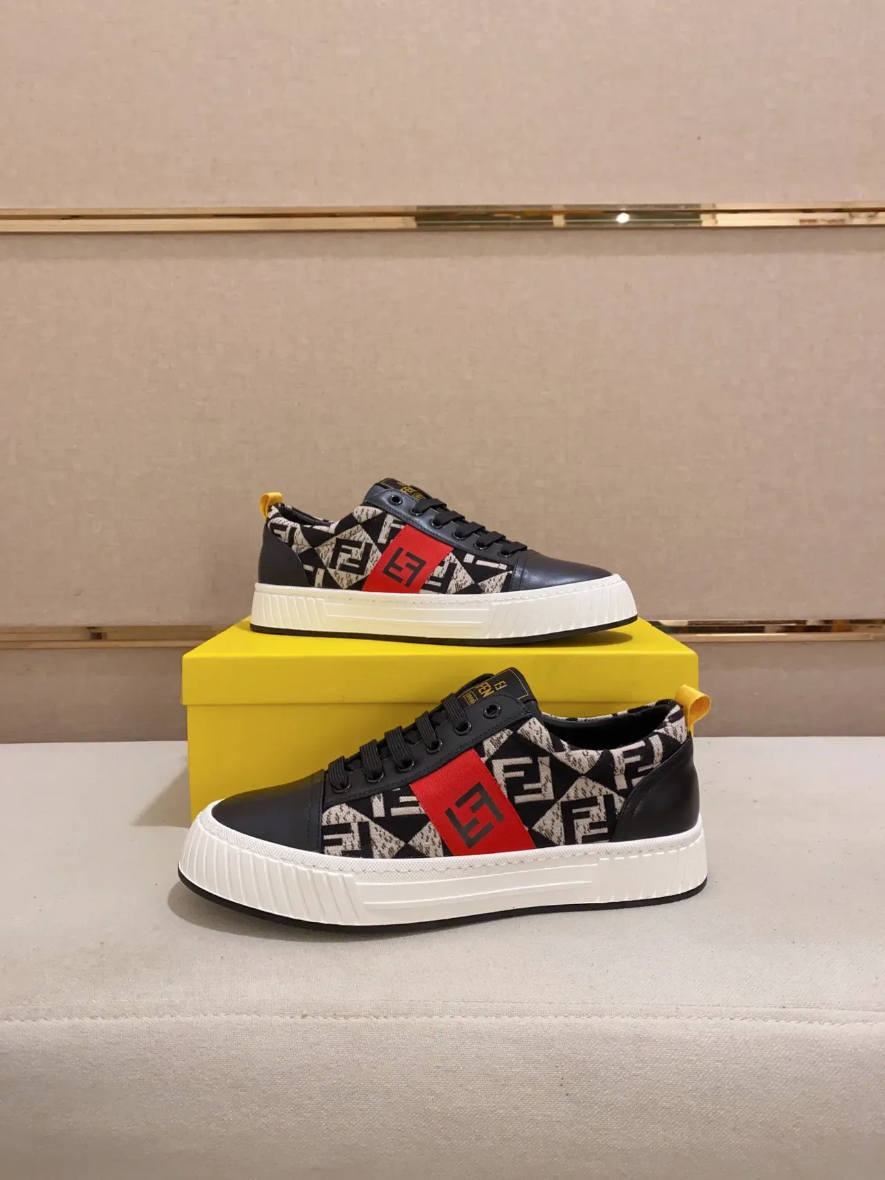 Fendi أحذية رياضية أسود أحمر FF طباعة المونوغرام شارة اللوجو نمط حياة 4