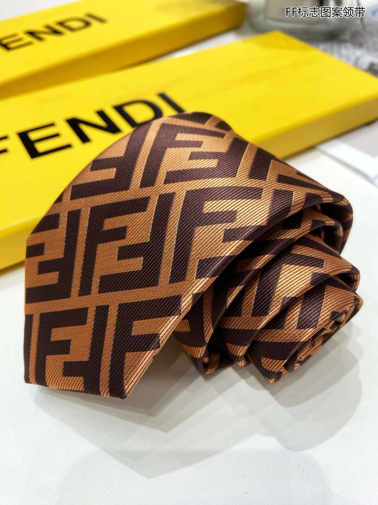 Fendi FF Monogram 棕色和米色领带 5