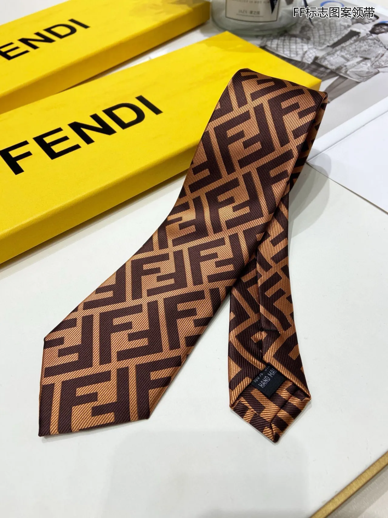 Fendi FF Monogram 棕色和米色领带 6
