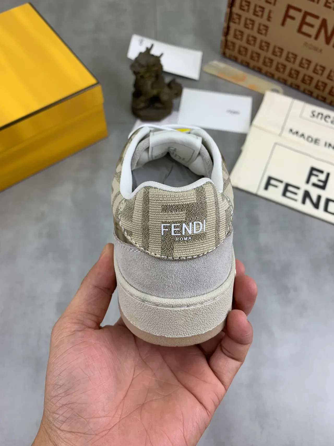 Sneakers Lifestyle Fendi FF Monogram en Jacquard et Daim Low-Top 4