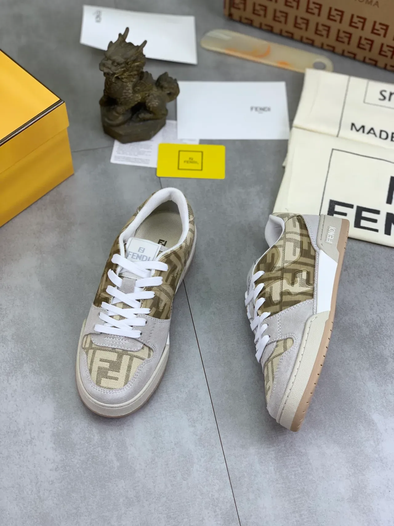 Sneakers Lifestyle Fendi FF Monogram en Jacquard et Daim Low-Top 5