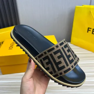 Fendi FF Slide 黑色和米色 Zucca Jacquard 拖鞋
