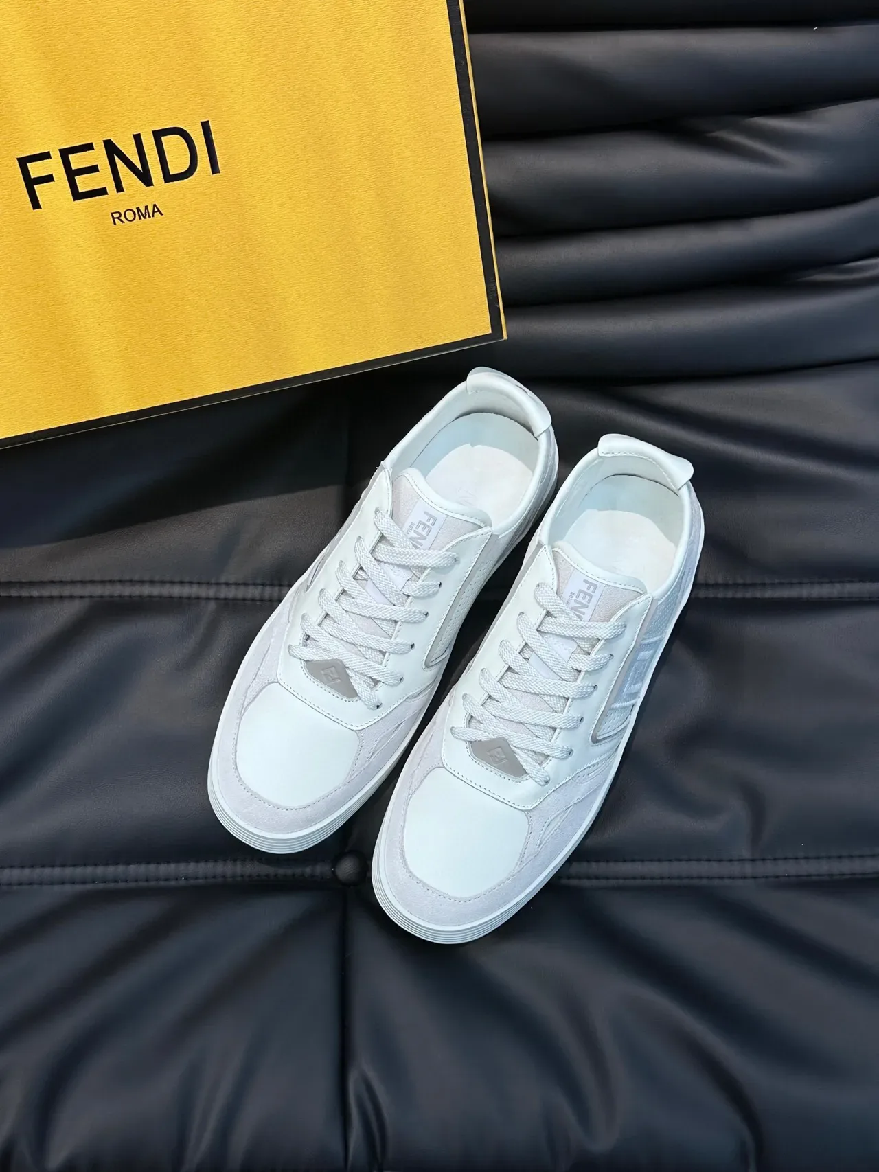 Fendi Gris Blanco Perforado Ante Tonal FF Bordado Lifestyle Sneakers 2