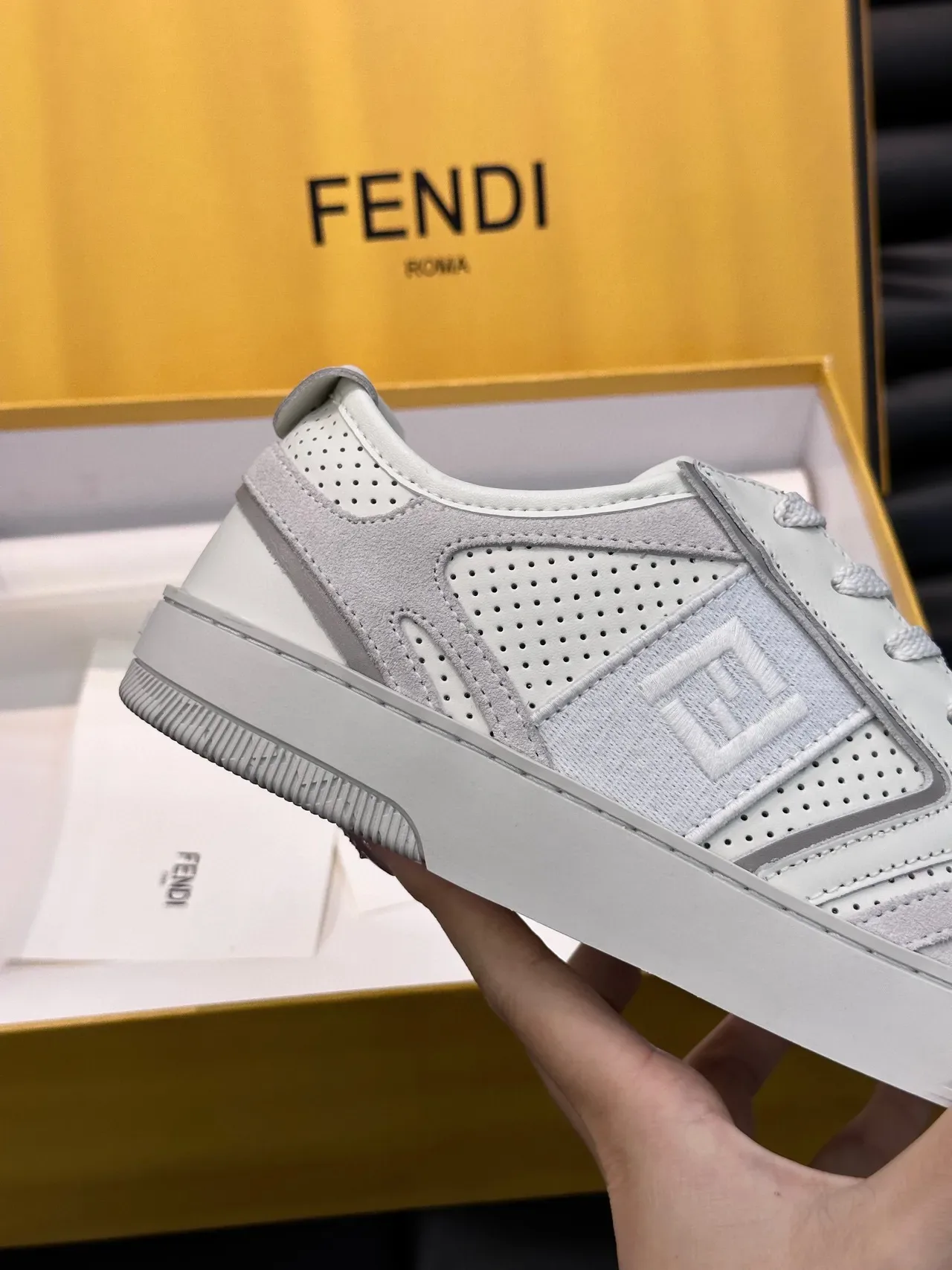 Fendi Gris Blanco Perforado Ante Tonal FF Bordado Lifestyle Sneakers 7