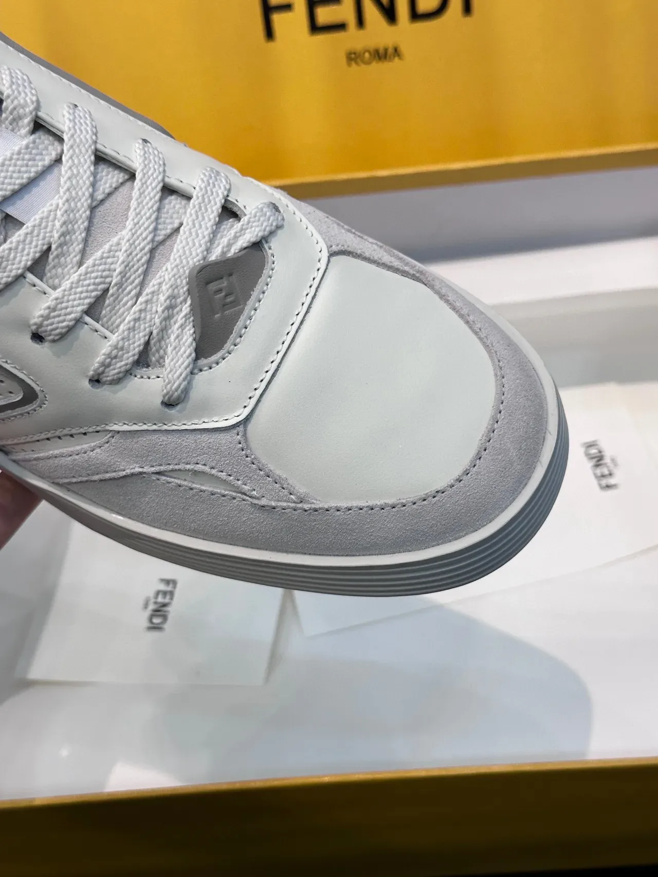 Fendi Gris Blanco Perforado Ante Tonal FF Bordado Lifestyle Sneakers 8