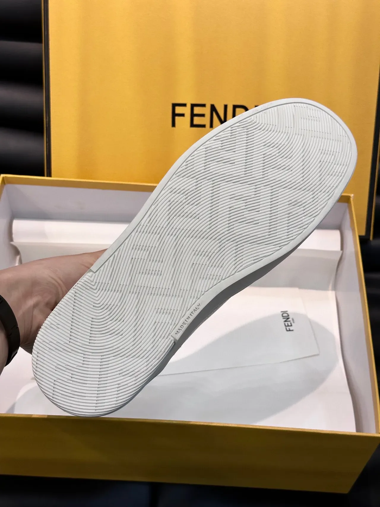 Fendi Gris Blanco Perforado Ante Tonal FF Bordado Lifestyle Sneakers 9