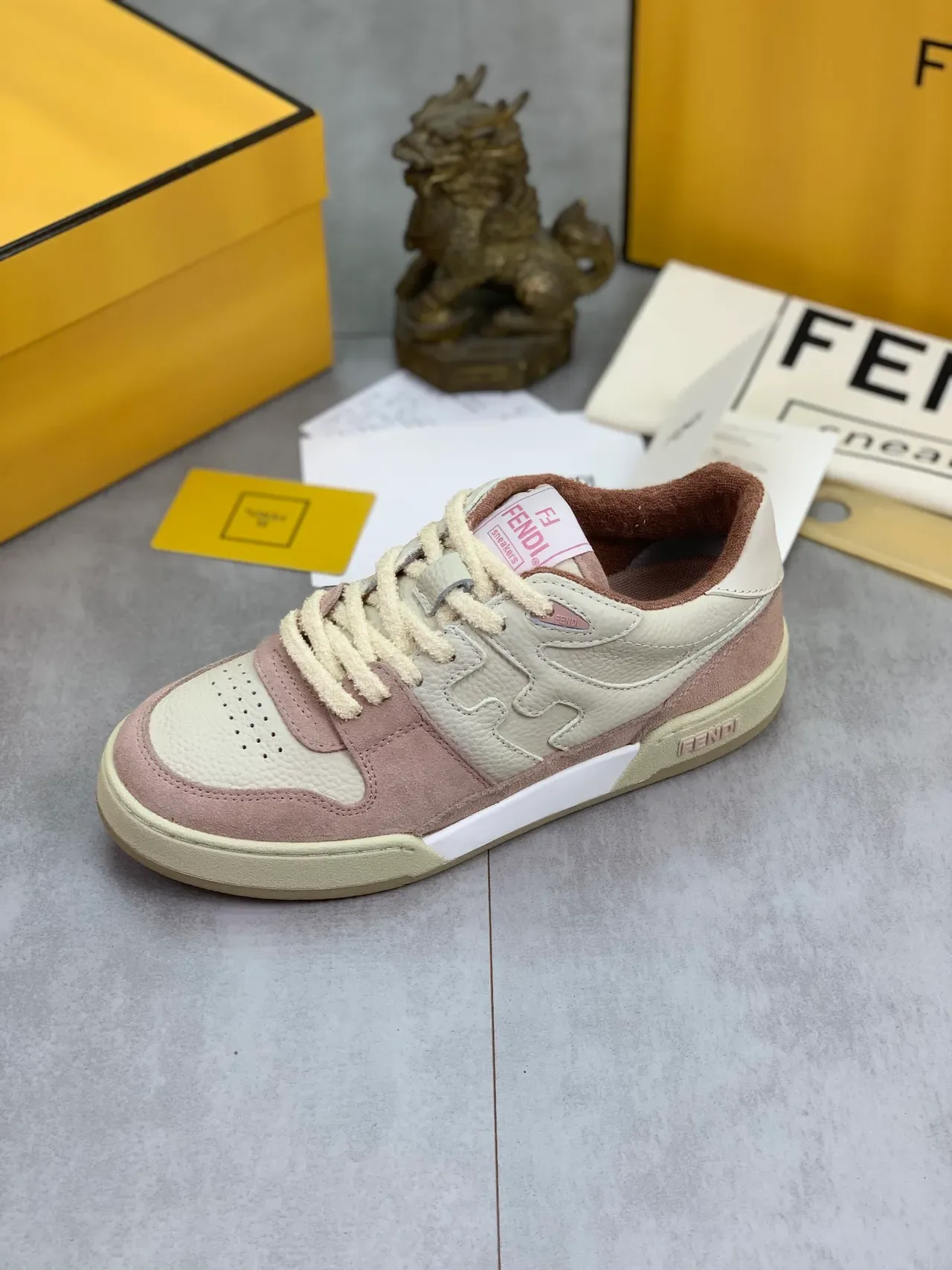 Fendi গোলাপি বেইজ মিক্সড-ম্যাটেরিয়াল আপার পারফোরেটেড টো ক্যাপ লাইফস্টাইল স্নিকার্স 4
