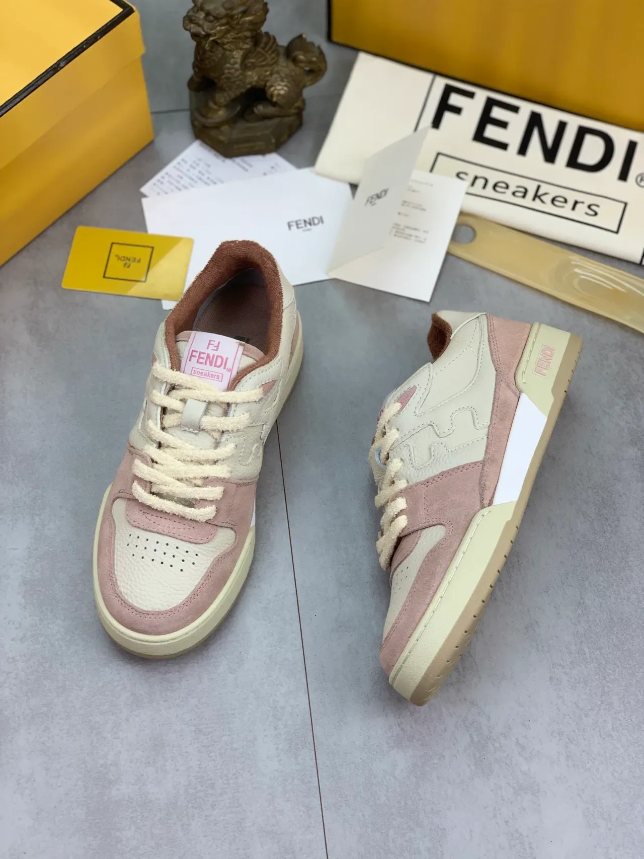 Fendi গোলাপি বেইজ মিক্সড-ম্যাটেরিয়াল আপার পারফোরেটেড টো ক্যাপ লাইফস্টাইল স্নিকার্স 5
