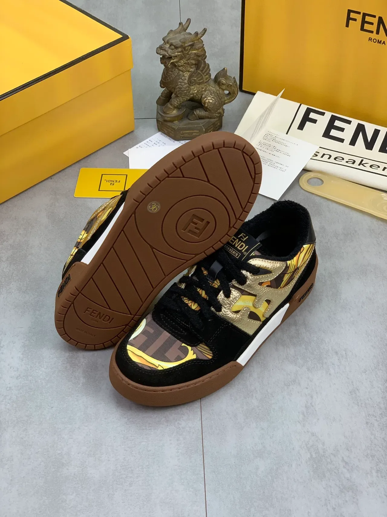 Fendi Tênis Pretos e Dourados Motivo de Chama Tênis Lifestyle 3