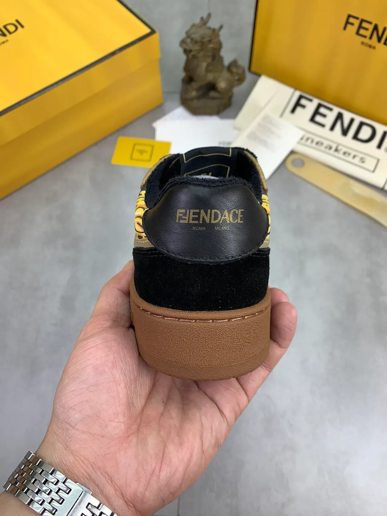 Fendi Tênis Pretos e Dourados Motivo de Chama Tênis Lifestyle 4