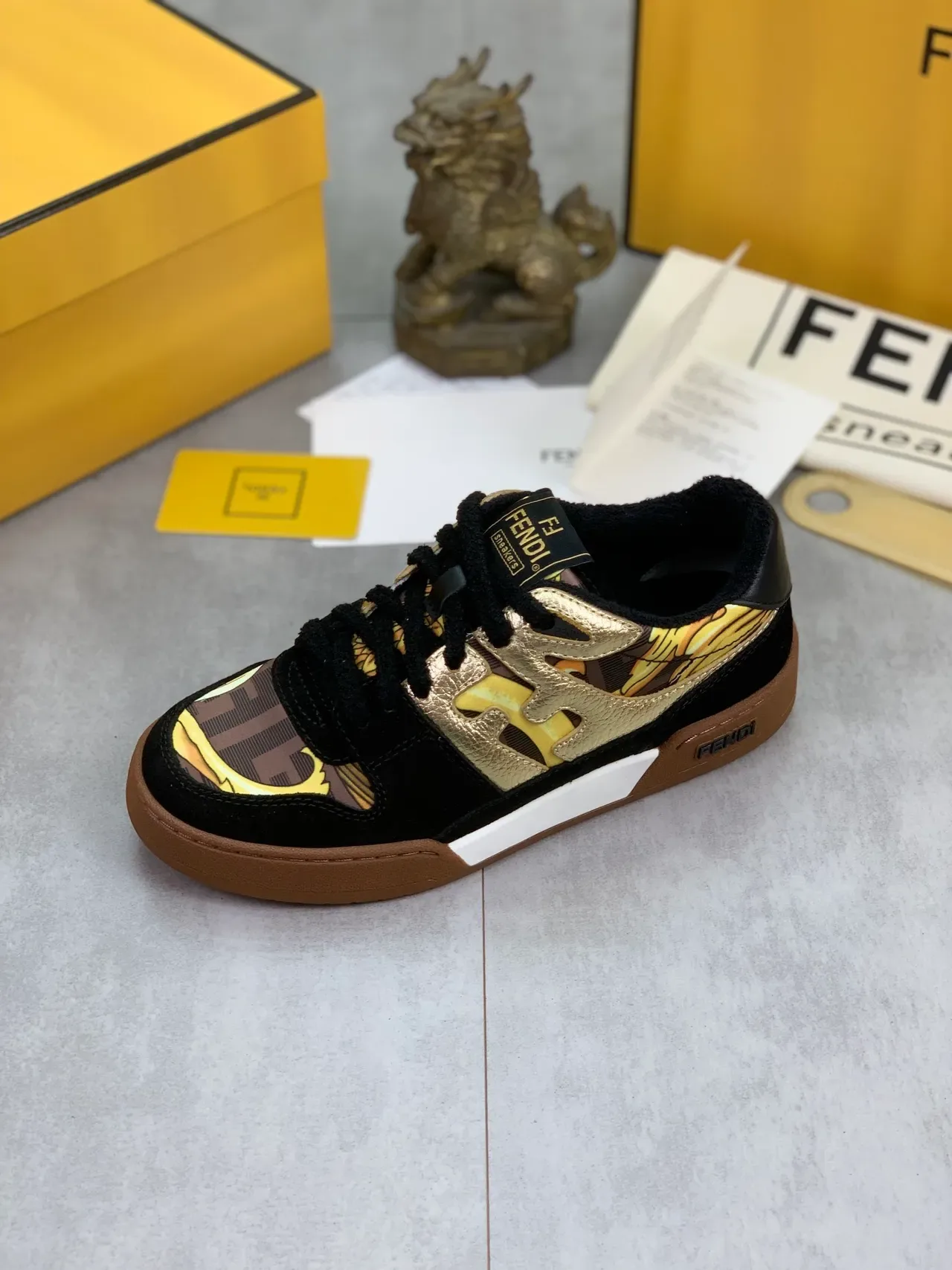 Fendi Tênis Pretos e Dourados Motivo de Chama Tênis Lifestyle 5