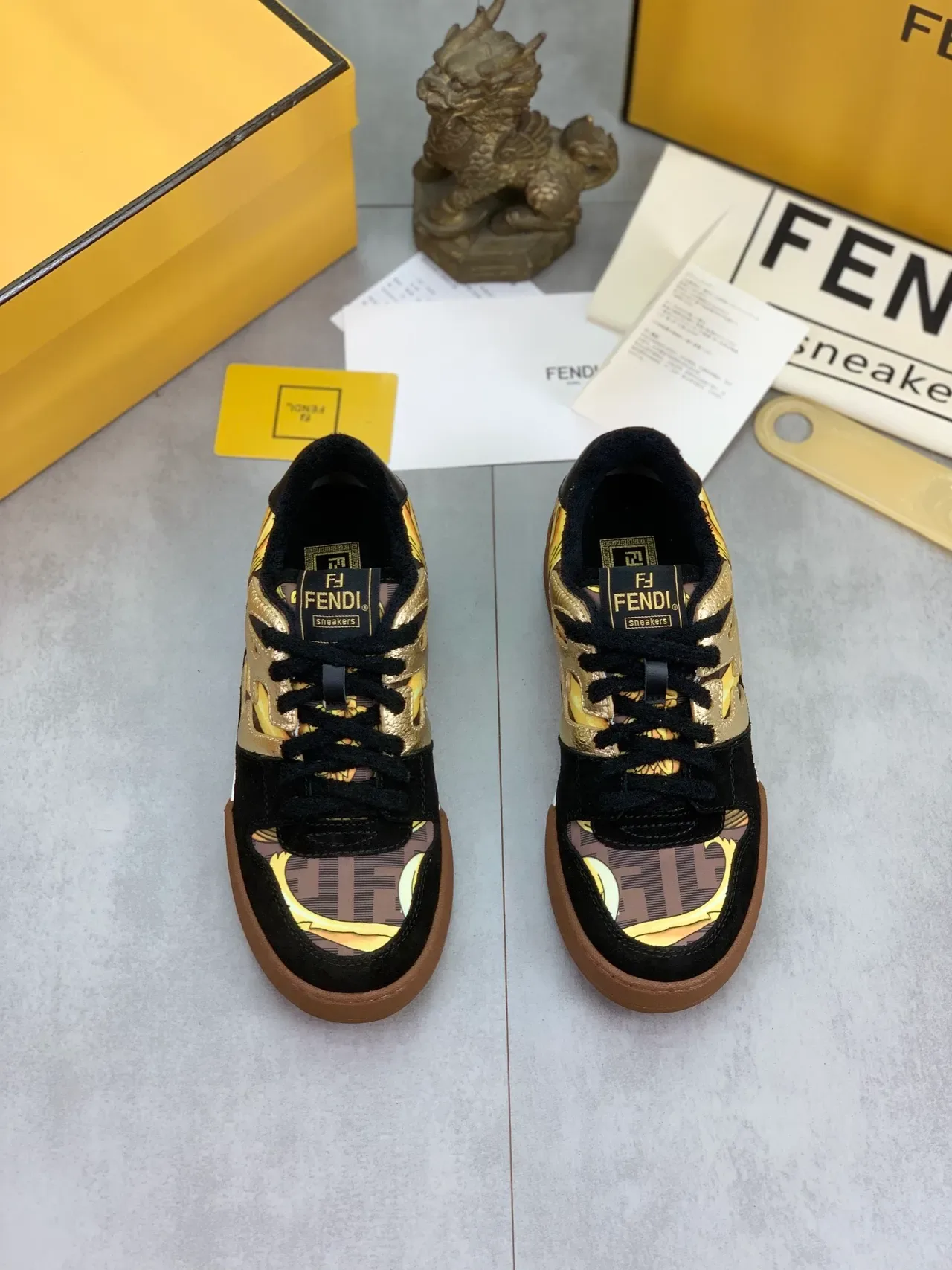 Fendi Tênis Pretos e Dourados Motivo de Chama Tênis Lifestyle 6