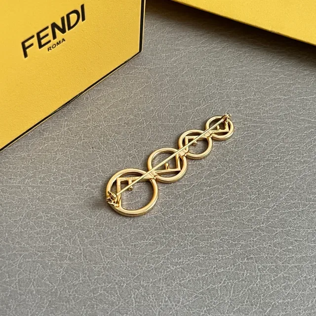 Aretes Fendi Triple FF Logo Pavé de tono dorado 3
