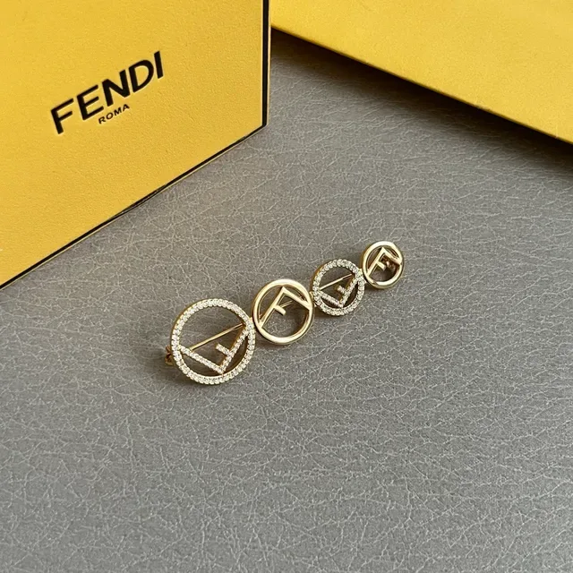 Aretes Fendi Triple FF Logo Pavé de tono dorado 4