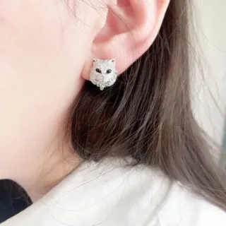 Brincos de cabeça de animal com pedras pavé
