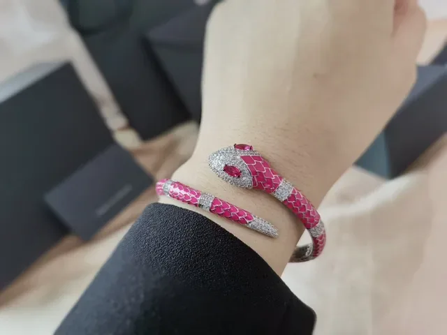 APM Monaco Pulseira de esmalte rosa com motivo de serpente pavé cristal 3