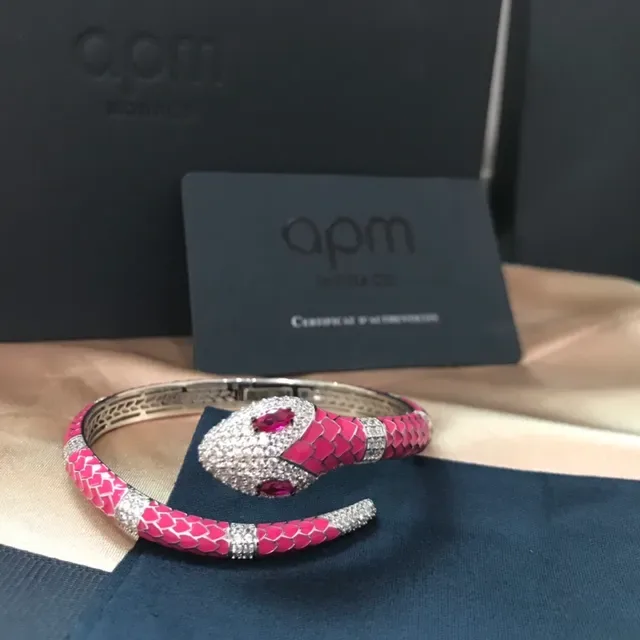 APM Monaco Pulseira de esmalte rosa com motivo de serpente pavé cristal 4