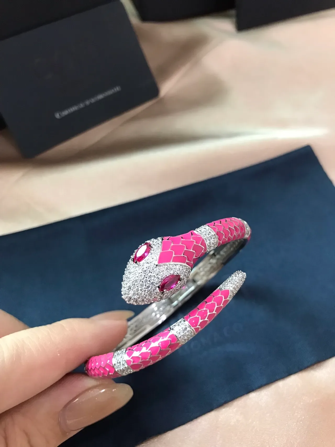 APM Monaco Pulseira de esmalte rosa com motivo de serpente pavé cristal 6