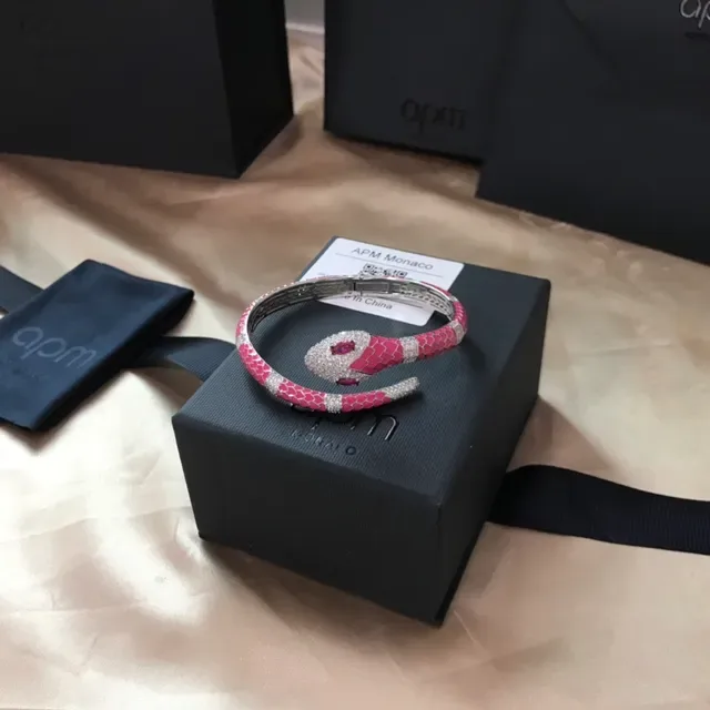 APM Monaco Pulseira de esmalte rosa com motivo de serpente pavé cristal 7