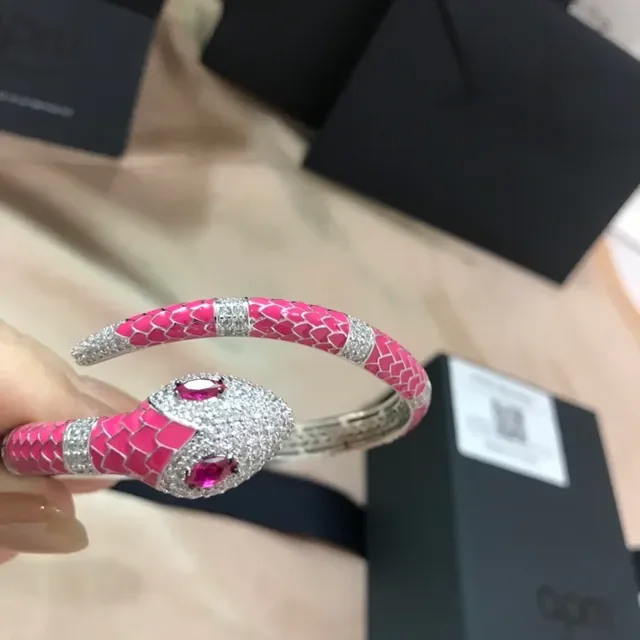 APM Monaco Pulseira de esmalte rosa com motivo de serpente pavé cristal 8