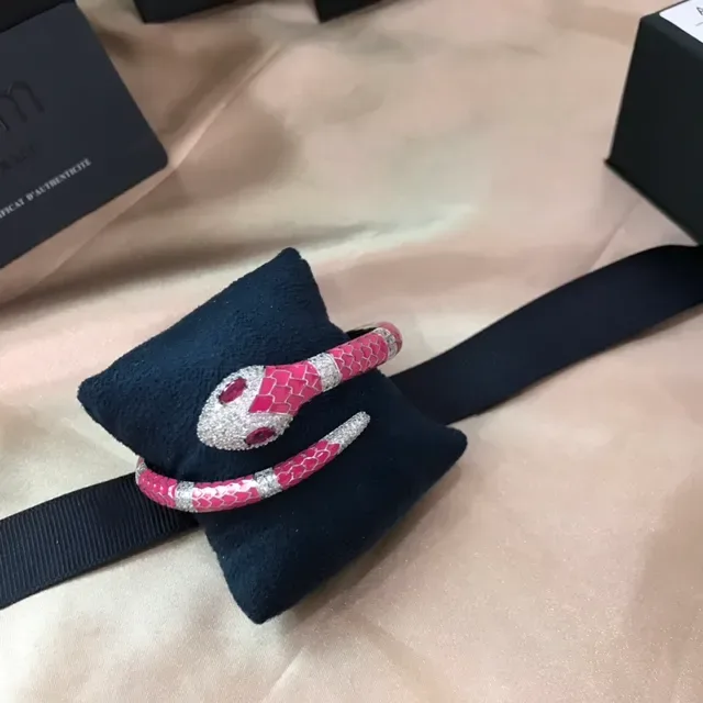 APM Monaco Pulseira de esmalte rosa com motivo de serpente pavé cristal 9