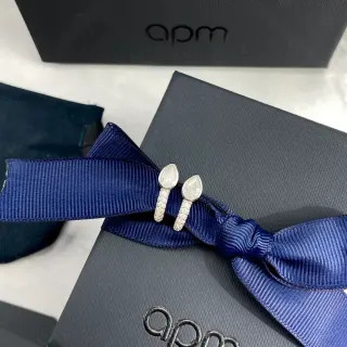 APM Monaco রূপালী নীল ফোঁটা আকৃতির পাভে সেট ব্যান্ড ইয়ারিংস