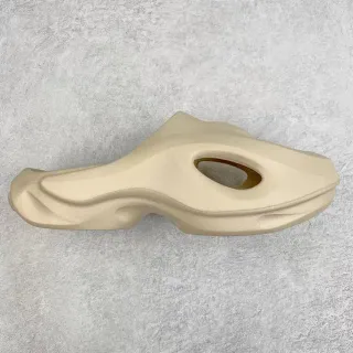 Zapatillas beige esculpidas monolíticas mate efecto espuma