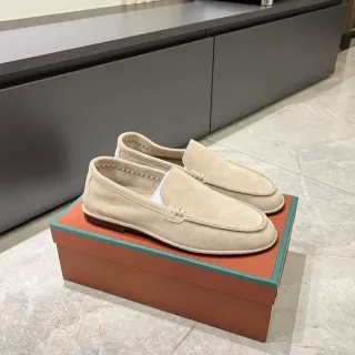Loafers de camurça bege com correa de sela e ponta moc-toe
