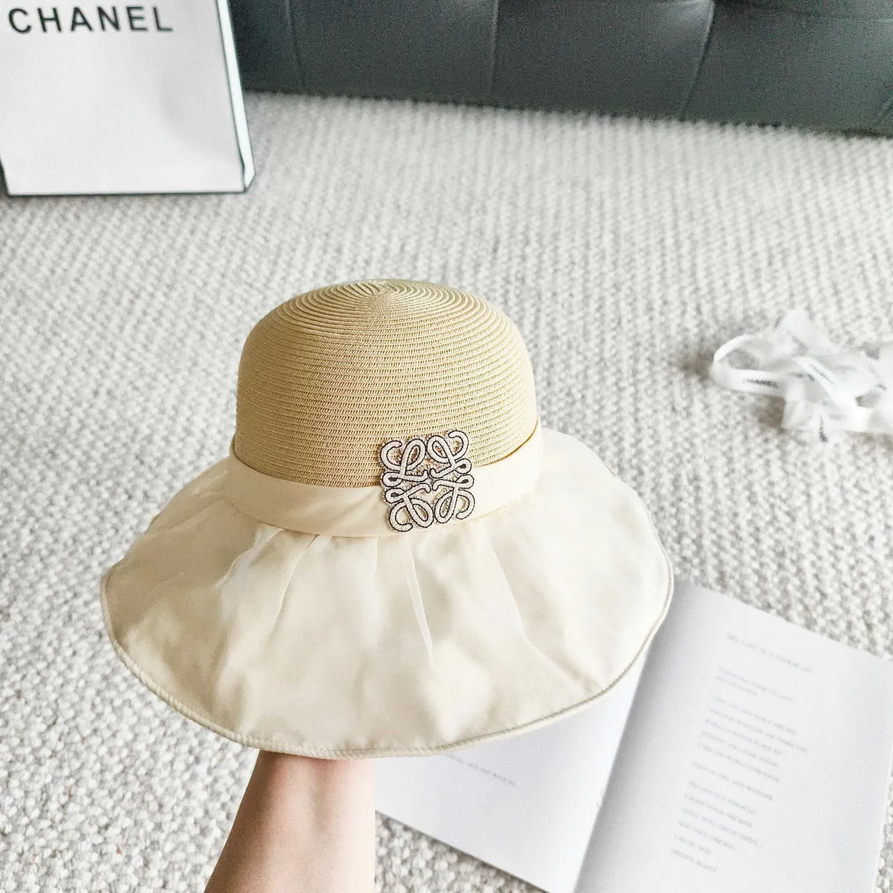 Beige corona de paja tejida adorno de borde de tela rizado Fedora 4