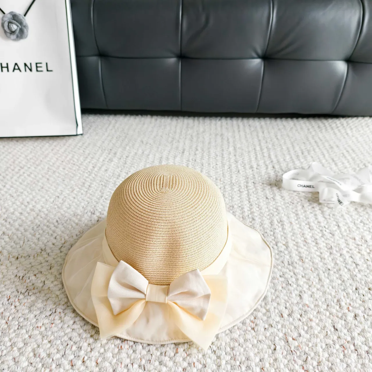 Beige corona de paja tejida adorno de borde de tela rizado Fedora 5