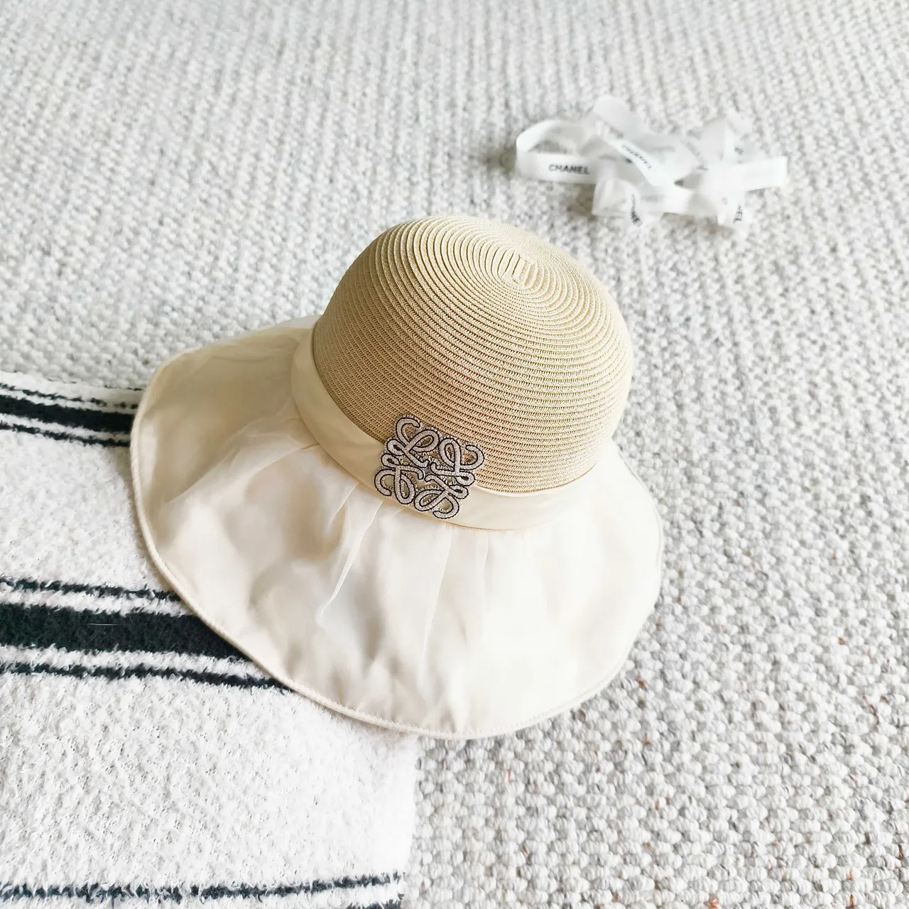 Beige corona de paja tejida adorno de borde de tela rizado Fedora 6