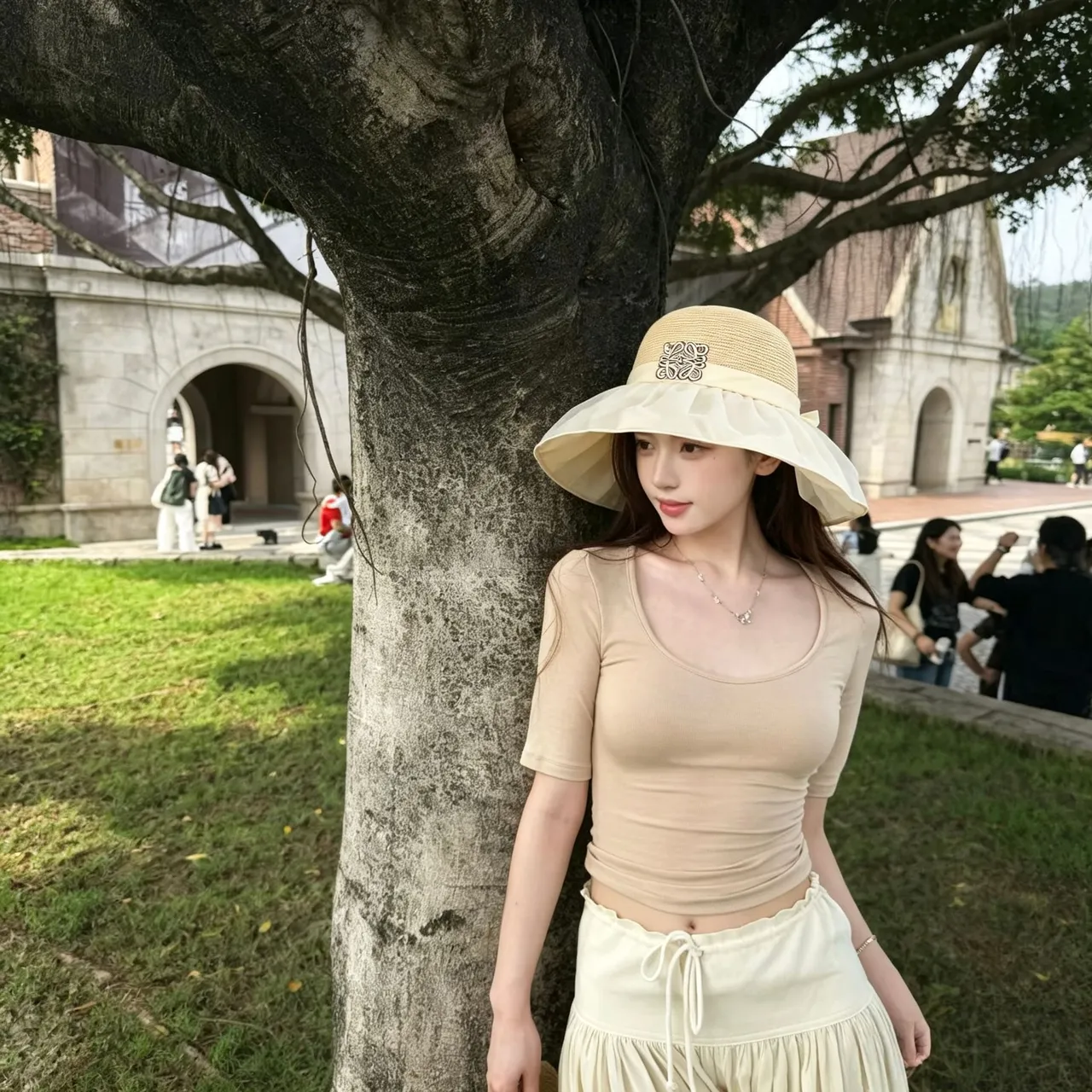 Beige corona de paja tejida adorno de borde de tela rizado Fedora 8