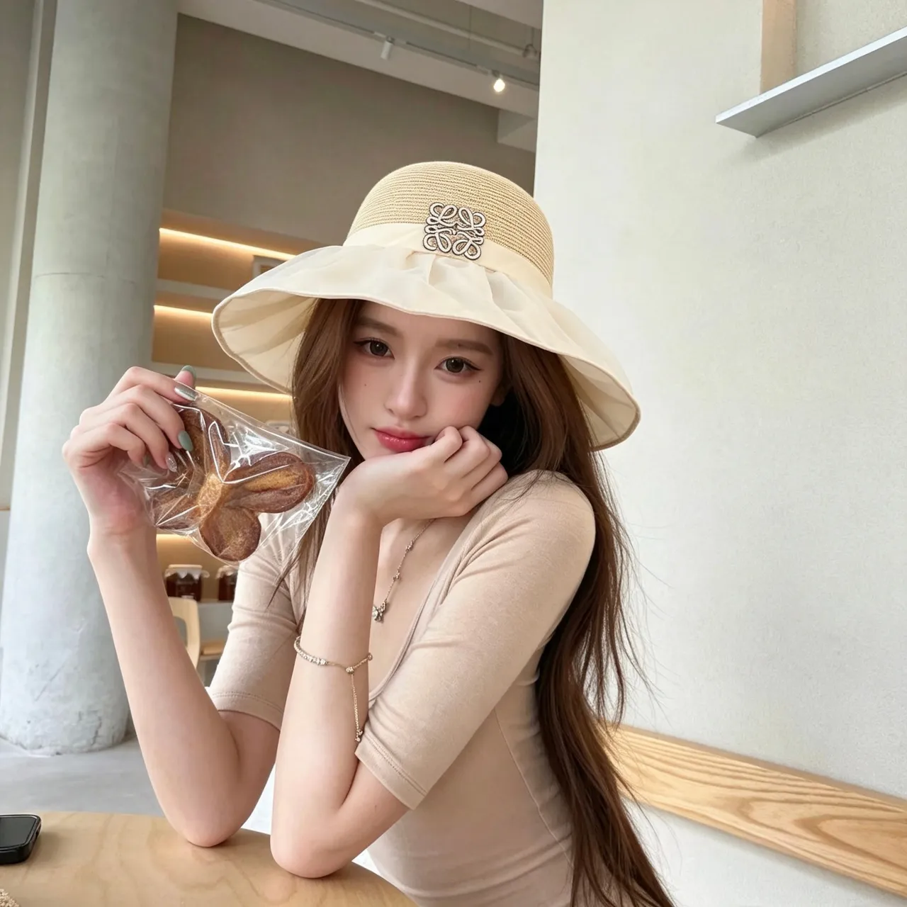 Beige corona de paja tejida adorno de borde de tela rizado Fedora 9