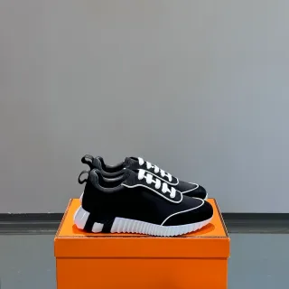كلاتس رياضية سويدي أسود وأبيض low-top مربوطة بالأربطة