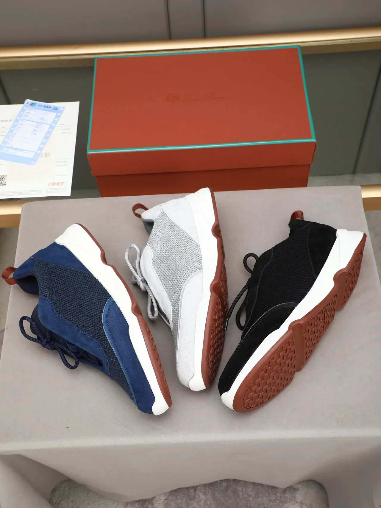 Zapatillas negras y marrones con upper de ante y malla, midsole esculpido en blanco 2