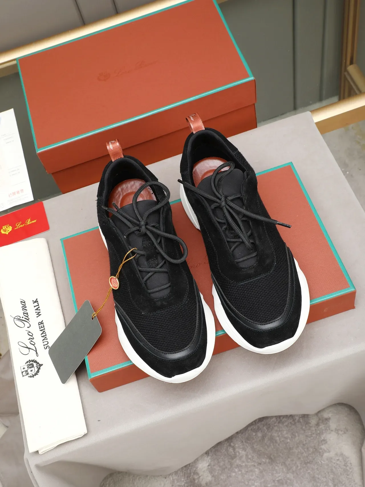 Zapatillas negras y marrones con upper de ante y malla, midsole esculpido en blanco 3